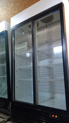 Холодильные витрины двух дверные и одинарные.